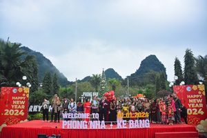 Quảng Bình: Đón đoàn du khách đến “xông đất” trong ngày đầu năm