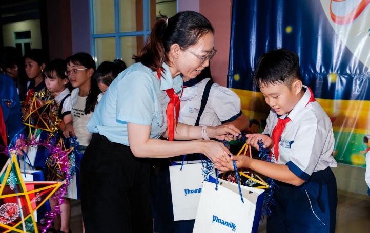 A person helping a child with a bag

AI-generated content may be incorrect.