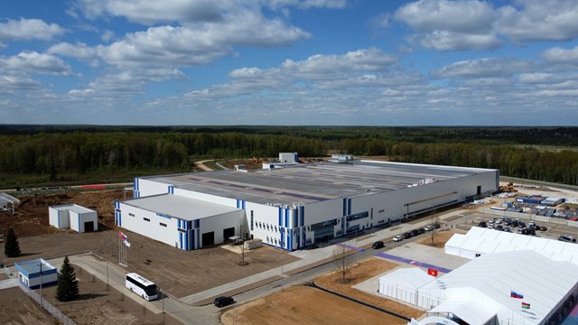 Nhà máy vừa được khánh thành ngày 11/5 vừa qua với sự tham dự của các lãnh đạo cấp cao Việt Nam và Liên bang Nga. Không chỉ là dấu mốc quan trọng trong hành trình đưa ly sữa tươi sạch “hoàn toàn từ thiên nhiên” của TH true MILK từ Việt Nam vươn ra thế giới, công trình này còn trở thành một biểu tượng của hợp tác kinh tế giữa hai quốc gia.