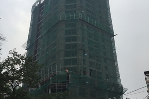 Dự án HDI Tower: Vật liệu rơi thủng mái, lao thẳng vào giường nhà dân