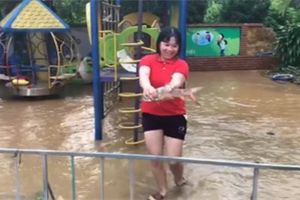 Video: Nước rút, người dân TP Hà Giang đua nhau bắt cá