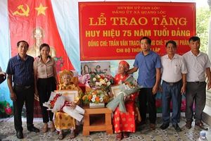Hà Tĩnh: Trao tặng huy hiệu 75 năm tuổi Đảng cho đôi vợ chồng lớn tuổi