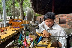 Từ khúc gỗ vô tri đến tác phẩm có hồn: Hành trình bền bỉ của người thợ khắc gỗ ở Cần Thơ