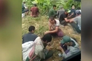 Hãi hùng con nghiện dùng chung bơm kim tiêm, chích ma túy giữa ban ngày ở Lào Cai