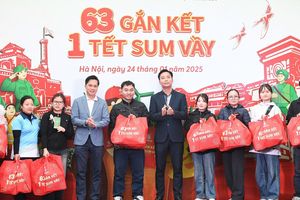 “63 Gắn Kết - 1 Tết Sum Vầy” tại Hà Nội: Trao 400 phần quà Tết yêu thương đến những hoàn cảnh khó khăn