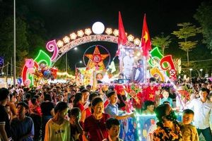 Hà Tĩnh: Đông đảo người dân tham dự Lễ hội ‘Thành Sen rước đèn Trung thu’