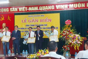 Lễ gắn biển công trình cấp thành phố chào mừng 68 năm Ngày Giải phóng Thủ đô tại Trường THCS Linh Đàm