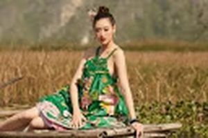 Hoa hậu Khánh Vân mặc váy yếm khoe xương quai xanh cực phẩm giữa thiên nhiên