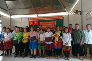 Khai giảng lớp học xóa mù chữ cho đồng bào dân tộc Mông