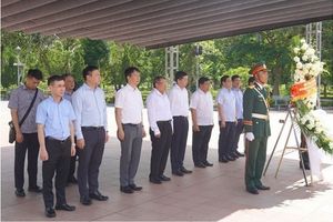 Phó Thủ tướng Nguyễn Chí Dũng dâng hương tri ân tại Quảng Trị