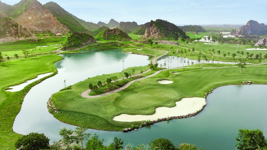 A golf course with water and mountains

AI-generated content may be incorrect.