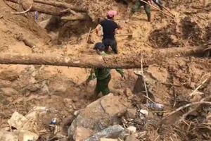 Hơn 50 chiến sĩ băng rừng, vượt suối, cõng lương thực cứu hộ người dân Phước Sơn