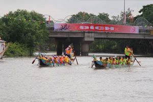 TP Hà Tĩnh: Tổ chức lễ hội đua thuyền nhân kỷ niệm 132 năm ngày sinh Chủ tịch Hồ Chí Minh