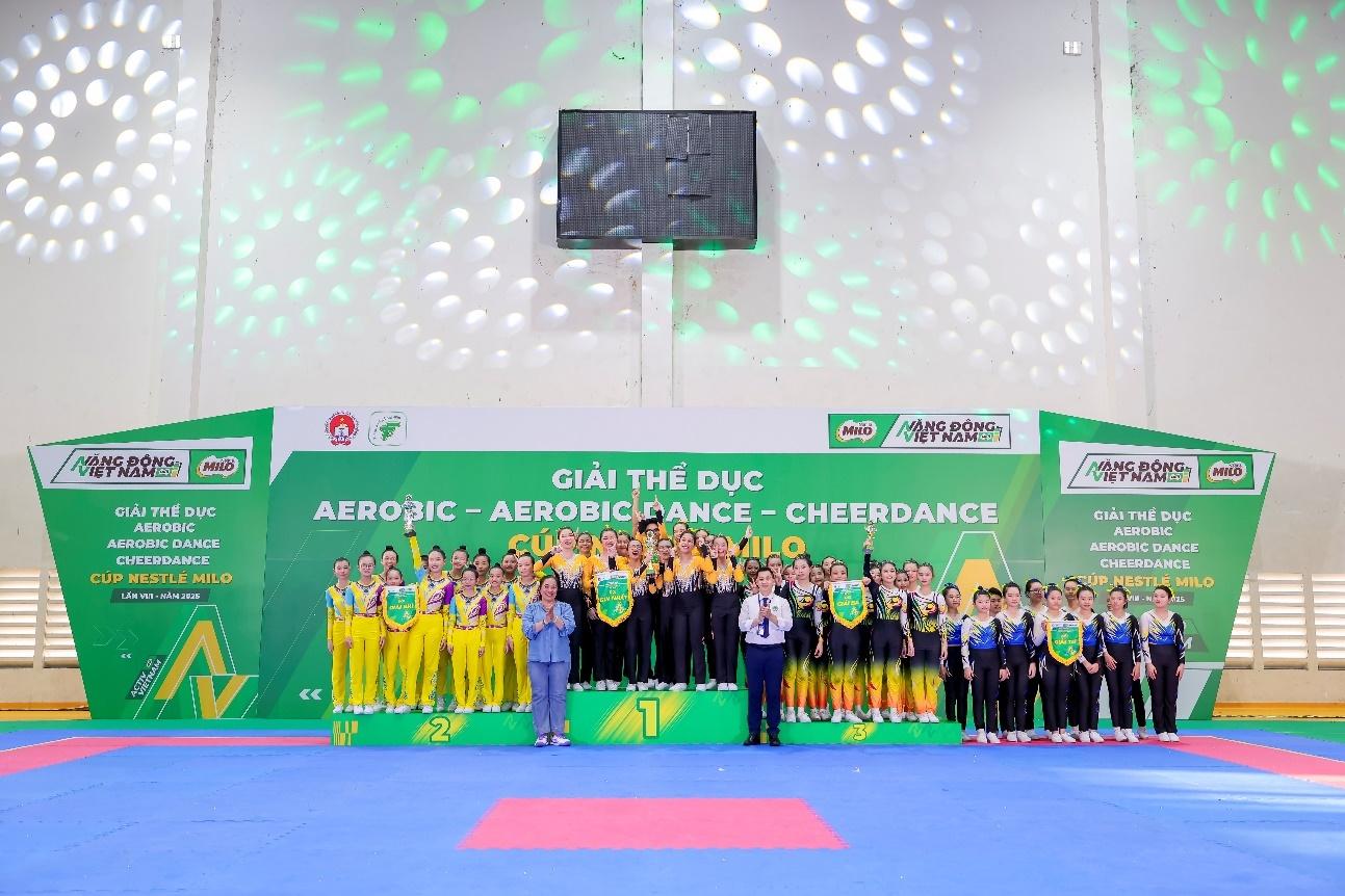 A group of people standing in a row

AI-generated content may be incorrect.