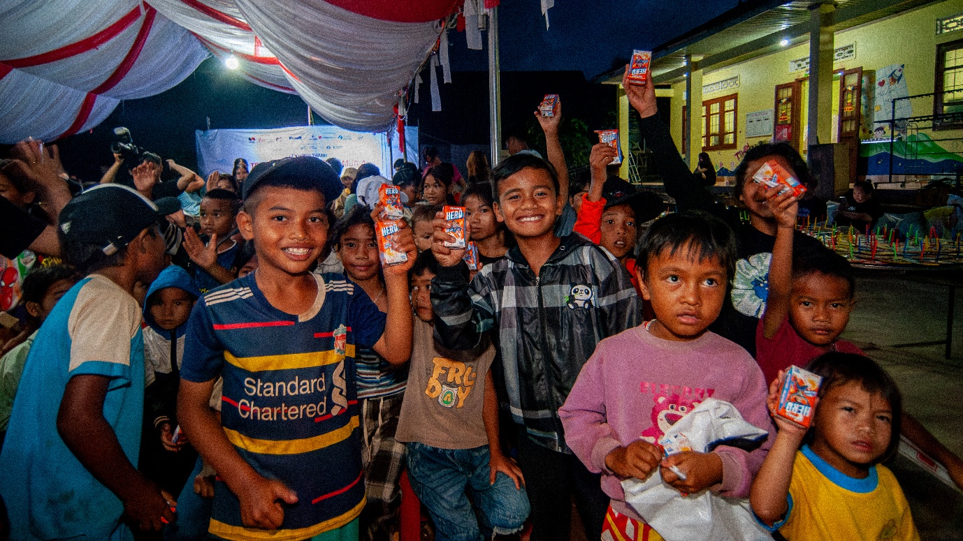 A group of children holding drinks

AI-generated content may be incorrect.