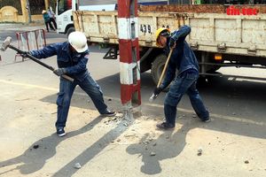 Hơn 60 cột điện ngả nghiêng giữa đường ở TP Hồ Chí Minh đã được di dời
