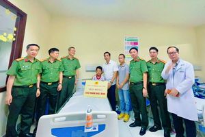 Công an Quảng Ninh nhận đỡ đầu cháu bé sống sót trong vụ tai nạn lật tàu trên Vịnh Hạ Long