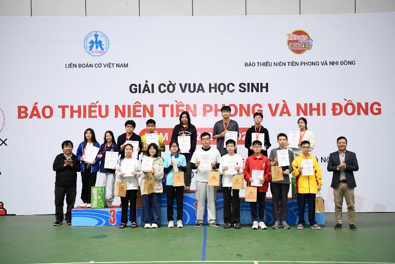 A group of people holding signs

AI-generated content may be incorrect.