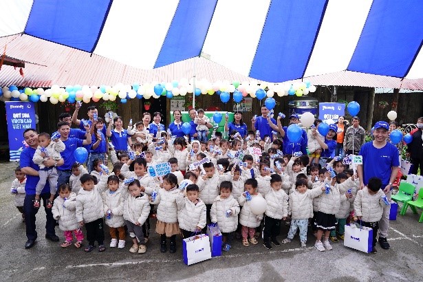 A group of children holding balloons

Description automatically generated