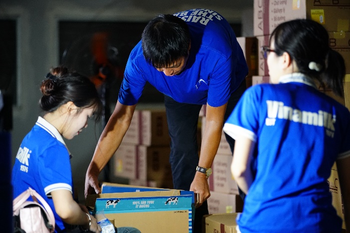 A group of people in blue shirts

Description automatically generated