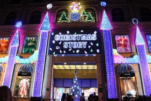 Ngắm Giáng sinh lộng lẫy ở trung tâm thương mại, phố mua sắm Sài Gòn