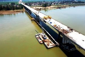 Gấp rút hoàn thiện cây cầu dài nhất cao tốc Bắc - Nam