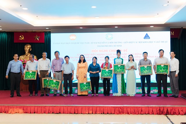 Chủ tịch Ủy ban MTTQ Việt Nam Thành phố Trần Kim Yến tặng tranh kháng khuẩn, khử mùi thân thiện môi trường do Công ty Cổ phần Tập đoàn Mai Hoa tài trợ.  