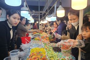 Đặc sản ba miền đổ về Hội chợ Công thương vùng Bắc Trung Bộ, đồ ăn vặt lên ngôi