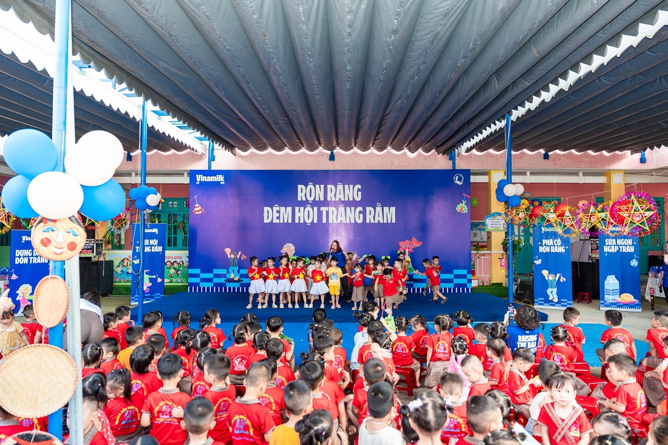 A group of children on a stage

AI-generated content may be incorrect.