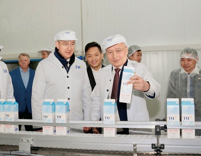 Chủ tịch Hội đồng Quản trị Tập đoàn TH, ông Ngô Minh Hải và Thống đốc tỉnh Kaluga, ông Vasilav Valerievich Shapsha thăm và kiểm tra dây chuyền Nhà máy Sữa tươi sạch TH. Lãnh đạo Tập đoàn TH và chính quyền tỉnh Kaluga đã thể hiện quyết tâm cùng thúc đẩy hợp tác chiến lược về nông nghiệp công nghệ cao.  