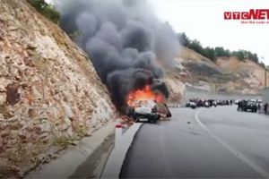 Xe Mazda tông vào vách núi bốc cháy dữ dội, 3 người thương vong