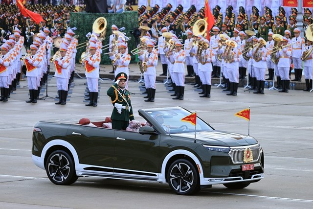 Khối Quân kỳ do đồng chí Thượng tướng Nguyễn Hồng Thái, Ủy viên Trung ương Đảng, Ủy viên Quân ủy Trung ương, Thứ trưởng Bộ Quốc phòng chỉ huy dẫn đầu các khối đại diện cho Quân đội nhân dân Việt Nam anh hùng và dân quân tự vệ - Ảnh: VGP/Nhật Bắc