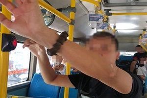 Gã đàn ông biến thái thủ dâm trên xe buýt giữa ban ngày