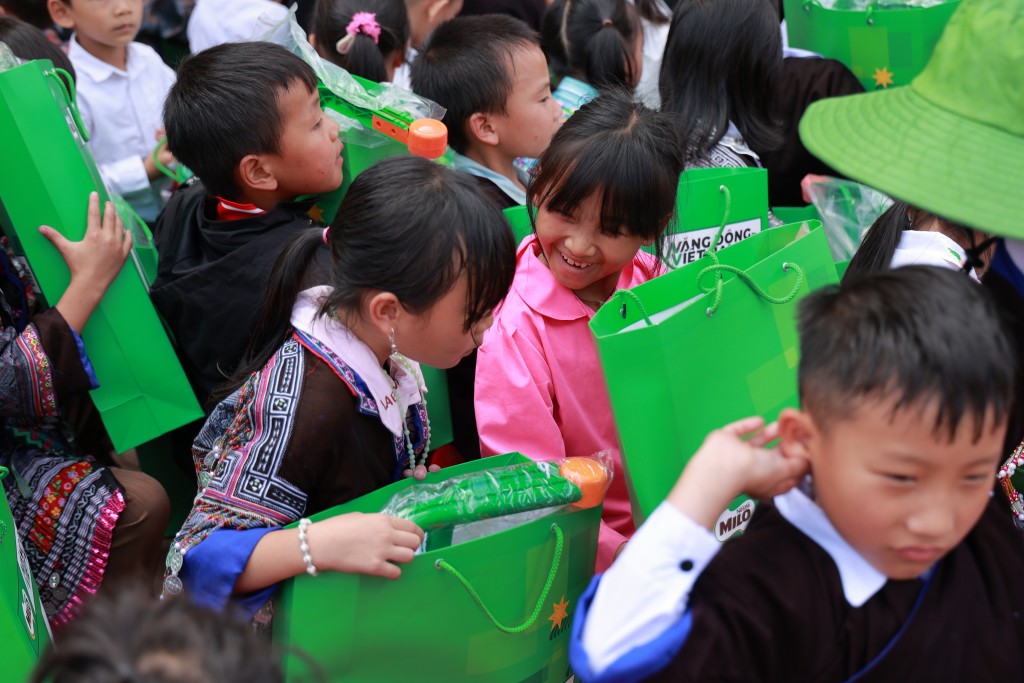 Học sinh Trường PTDT Bán trú Tiểu học Púng Luông trong ngày nhận bàn giao phòng máy tính do Nestlé MILO trao tặng