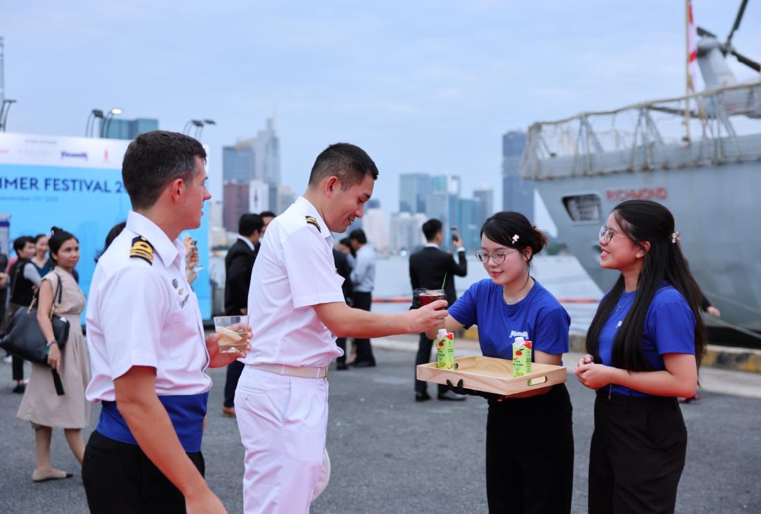 A group of people standing outside

AI-generated content may be incorrect.