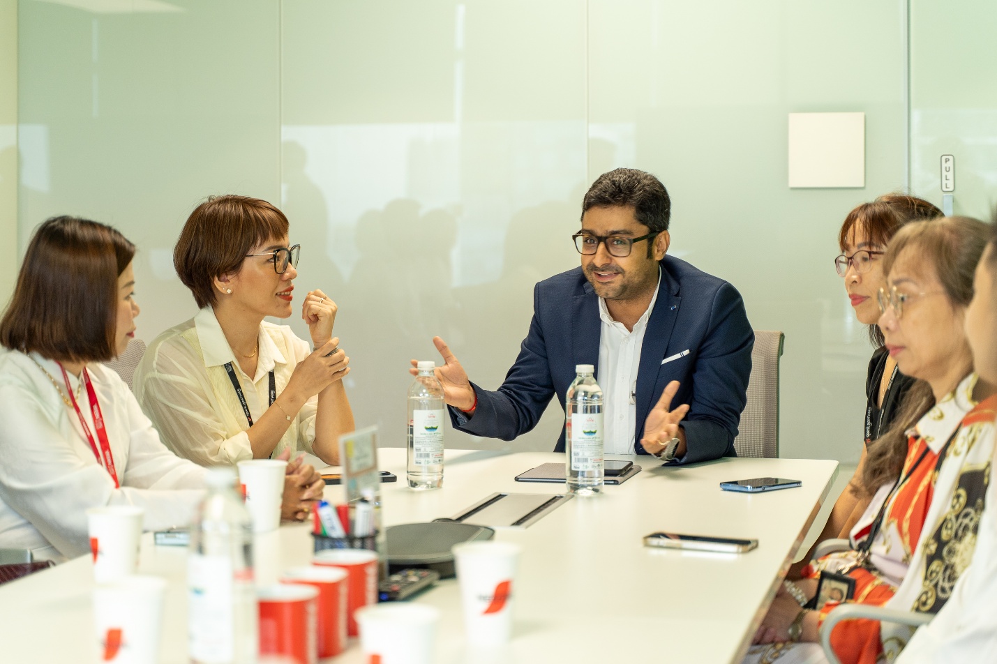 A person and person sitting at a table talking

AI-generated content may be incorrect.