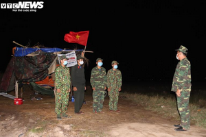 Video: Trắng đêm cùng bộ đội biên phòng tuần tra biên giới chống dịch COVID-19