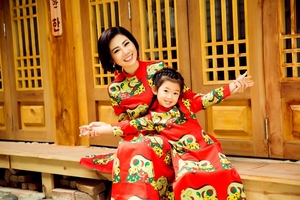 Mai Phương cùng con gái 5 tuổi diện áo dài rực rỡ đón Tết
