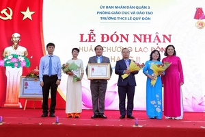 TP. Hồ Chí Minh: Trường THPT Lê Qúy Đôn quận 3 đón nhận Huân chương Lao động hạng II