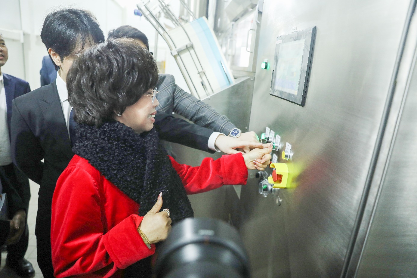 Sau lễ khánh thành, Nhà máy chế biến sữa tươi sạch TH chính thức được vận hành, hoàn thiện mắt xích quan trọng trong chuỗi giá trị khép kín “từ đồng cỏ xanh đến ly sữa sạch” của TH true MILK trên đất Nga.