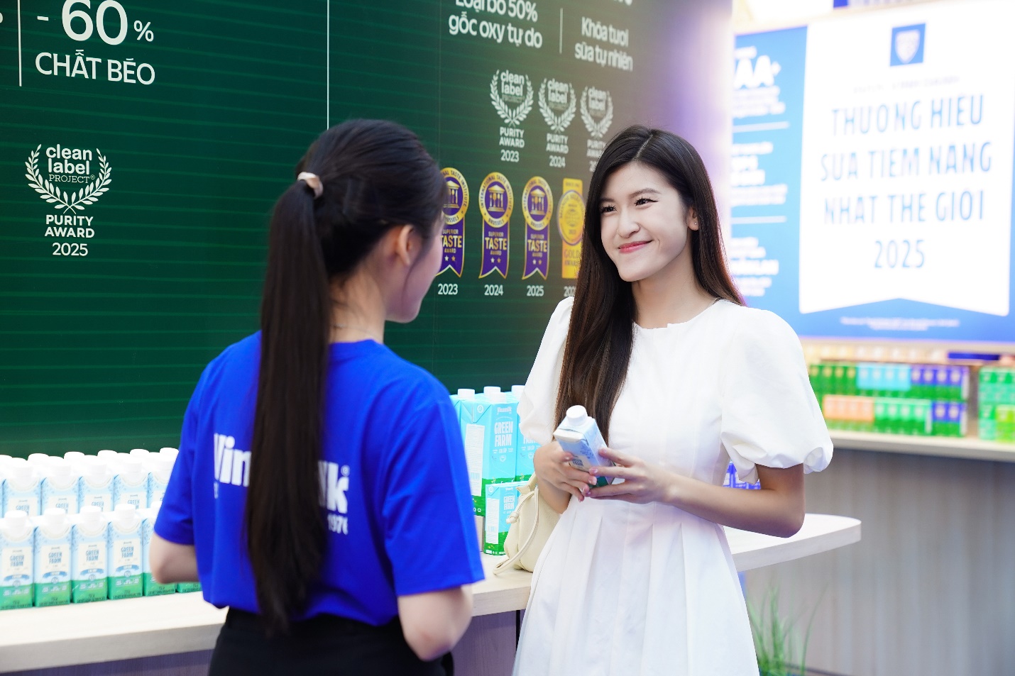 A person talking to another person

AI-generated content may be incorrect.