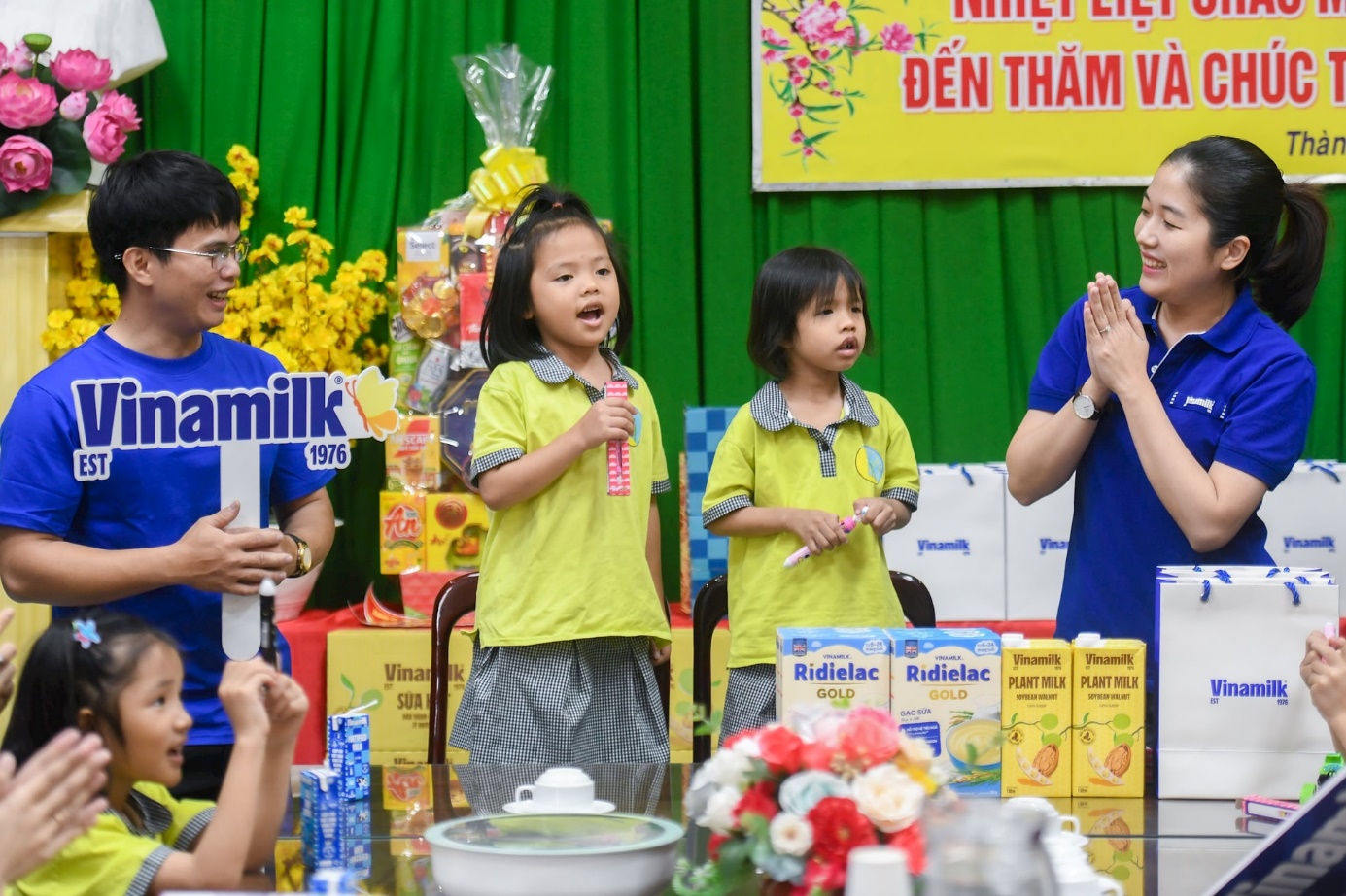 Vinamilk tặng hàng nghìn phần quà tết cho trẻ em, công nhân trước thềm năm mới Ất Tỵ- Ảnh 2.