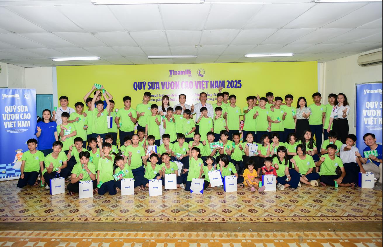 A group of children posing for a photo

AI-generated content may be incorrect.