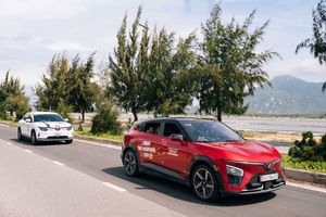 Sử dụng VinFast VF 7, chủ xe thừa nhận “không muốn quay lại xe xăng”