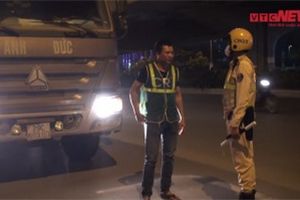 Video: Xe tải 'thải bậy' ở Hà Nội bỗng nhiên 'mất tích', CSGT chỉ phạt được 1 xe