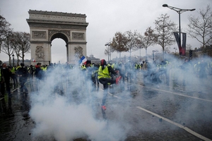 Khải Hoàn Môn ở Paris tan hoang trong biển lửa: Vì đâu nên nỗi?