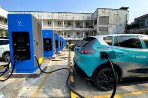 Trạm sạc siêu nhanh 30 cổng của V-Green đi vào hoạt động tại Bến xe Đuôi Cá