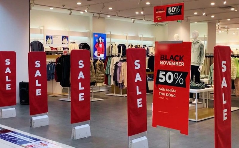 Black Friday: Giảm giá kịch sàn 70-90% vẫn vắng người mua