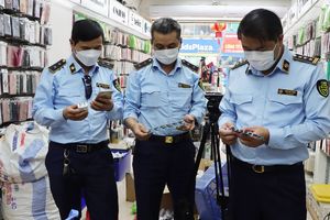 Hà Nội: Đột kích cơ sở gia công, lắp ráp, biến sạc điện thoại “rởm” thành hàng Samsung chính hãng