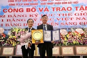 Gốm Đất Việt lập cú đúp kỷ lục thế giới